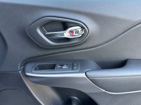 Used 2020 Jeep Cherokee Latitude image 22