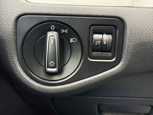 Used 2015 Volkswagen Golf S image 27