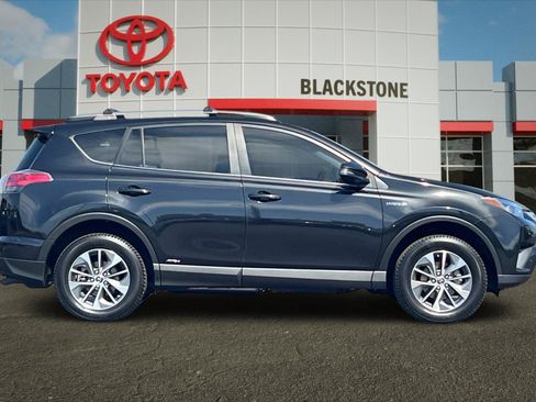 Used 2017 Toyota RAV4 XLE w/ Convenience Package AWD/4WD image 2