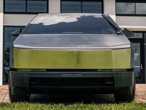 Used 2024 Tesla Cybertruck AWD Crew Cab image 8