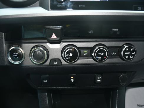 Used 2017 Toyota Tacoma TRD Off-Road image 12