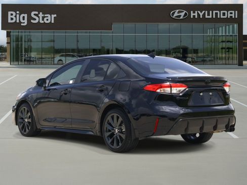 Used 2026 Toyota Corolla SE FWD image 3