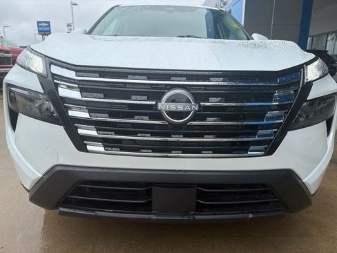 Used 2025 Nissan Rogue SV FWD image 11