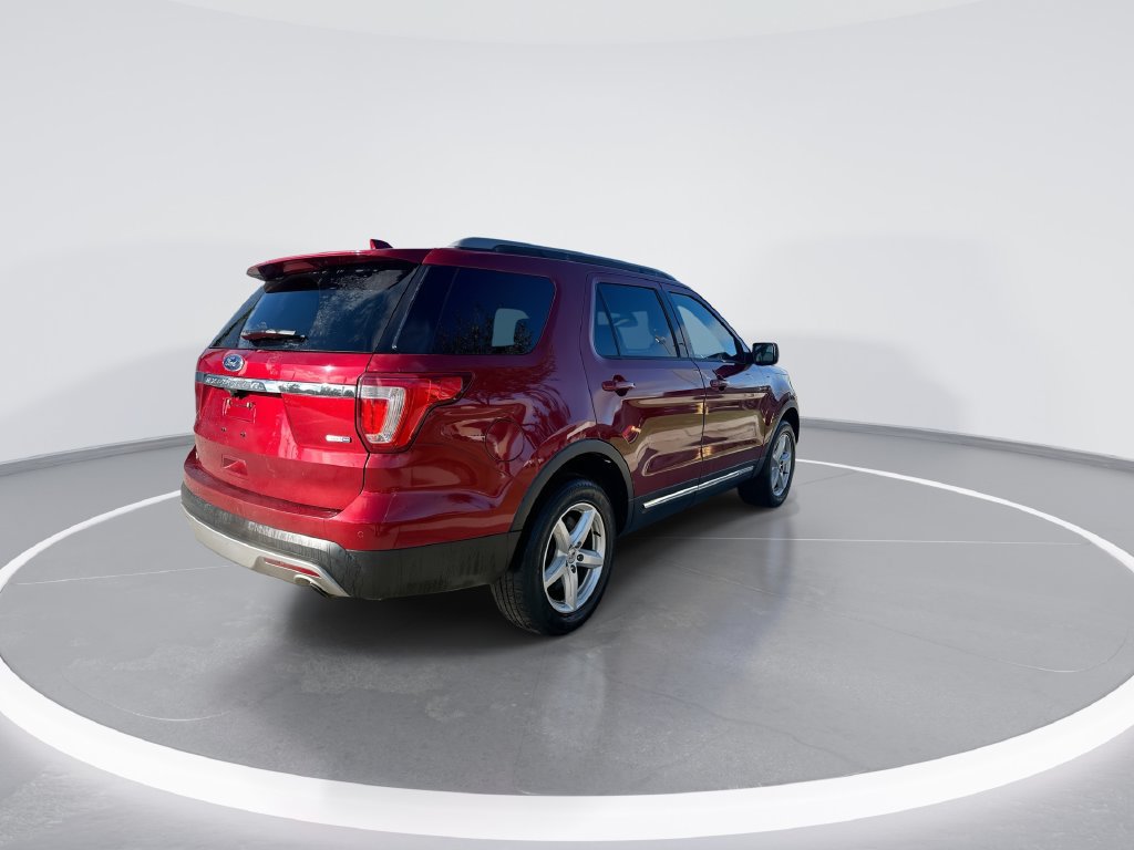 Used 2017 Ford Explorer XLT w/ Equipment Group 202A AWD/4WD image 8