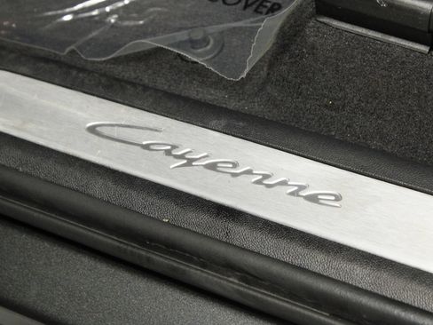 Certified 2025 Porsche Cayenne AWD/4WD image 30