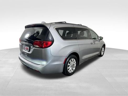 Used 2017 Chrysler Pacifica Touring-L FWD image 7