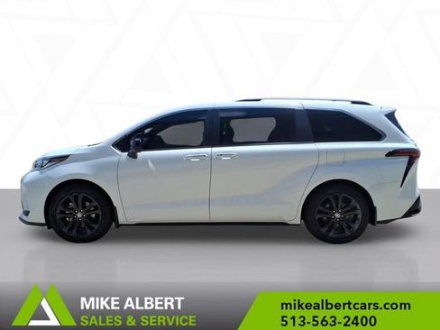 Used 2023 Toyota Sienna XSE FWD image 4
