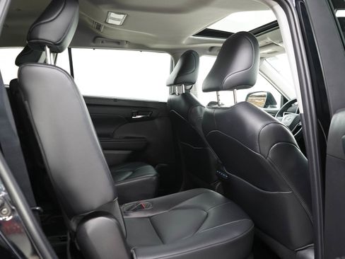 Used 2022 Toyota Highlander XLE AWD/4WD image 14