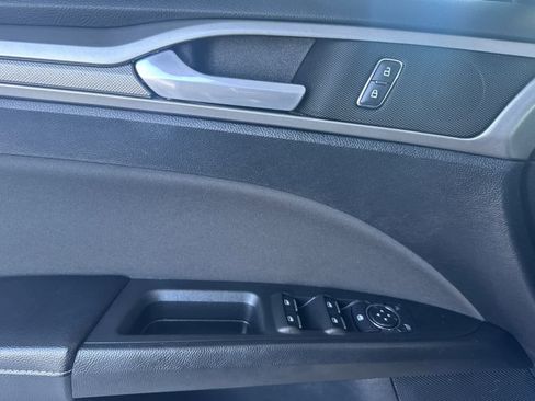 Used 2019 Ford Fusion SE FWD image 12