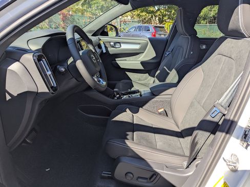 New 2026 Volvo XC40 B5 Ultra w/ Protection Package Premier image 8