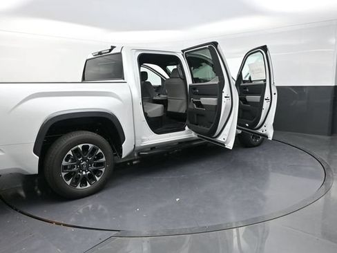 Used 2025 Toyota Tundra Limited AWD/4WD image 36