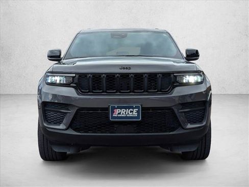 Used 2023 Jeep Grand Cherokee Altitude AWD/4WD image 2