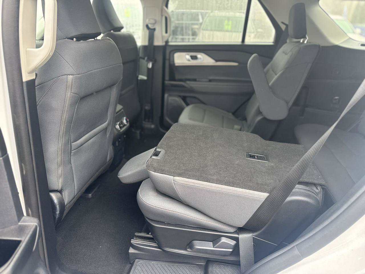Used 2025 Ford Explorer Active AWD/4WD image 11