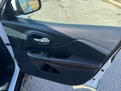 Used 2015 Jeep Cherokee Limited image 14