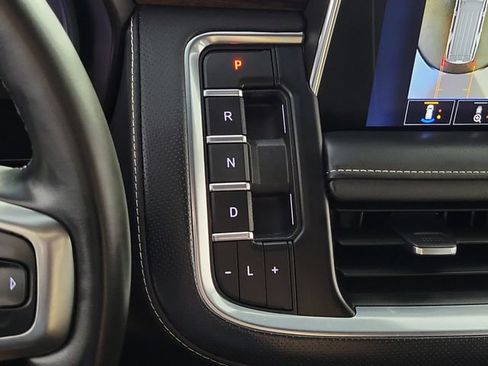 Used 2024 Chevrolet Tahoe Premier AWD/4WD image 32