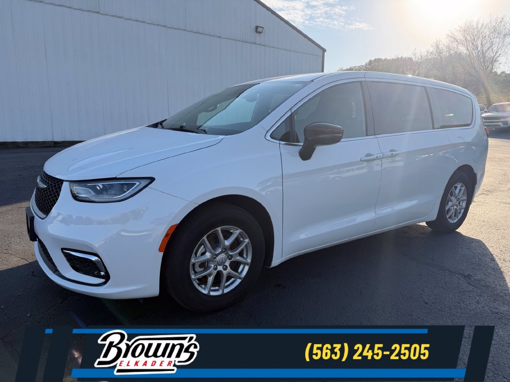 Used 2026 Chrysler Pacifica Select FWD image 1