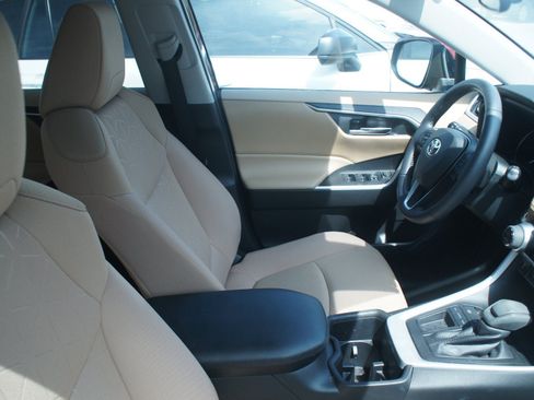 Used 2022 Toyota RAV4 XLE w/ Convenience Package FWD image 4