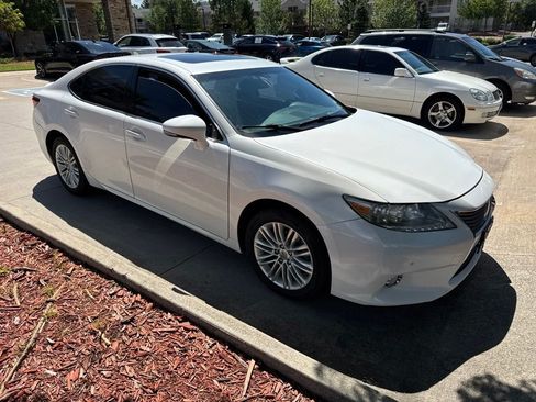 Used 2014 Lexus ES 350 w/ Premium Package FWD image 2