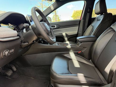 Used 2025 Jeep Compass Latitude AWD/4WD image 27