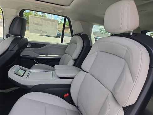 New 2026 Lincoln Navigator Reserve w/ Jet Appearance Package AWD/4WD image 12