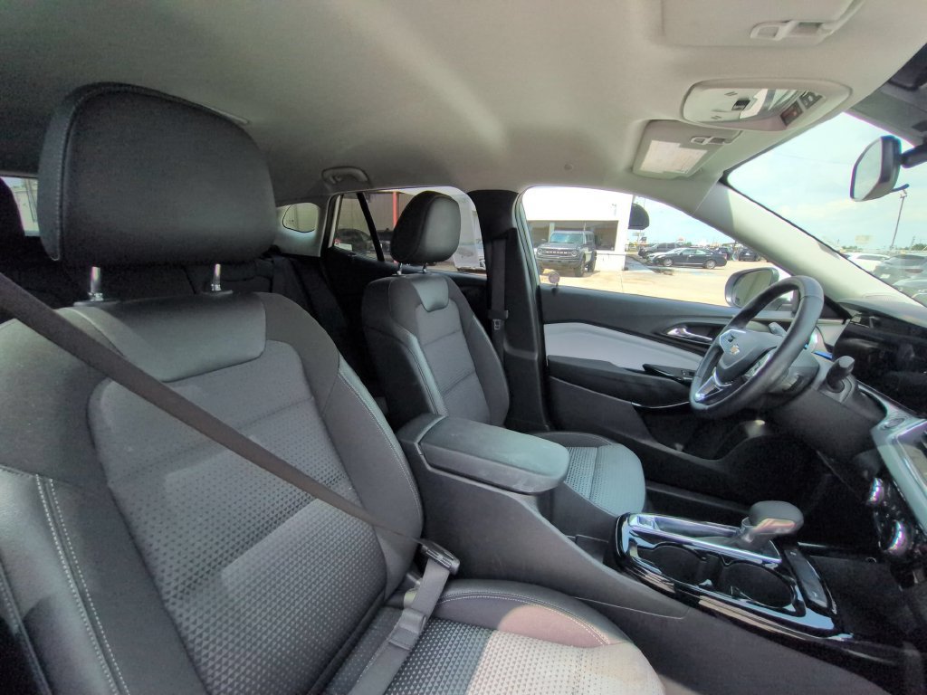 Used 2025 Chevrolet Trax LT w/ LT Convenience Package FWD image 30