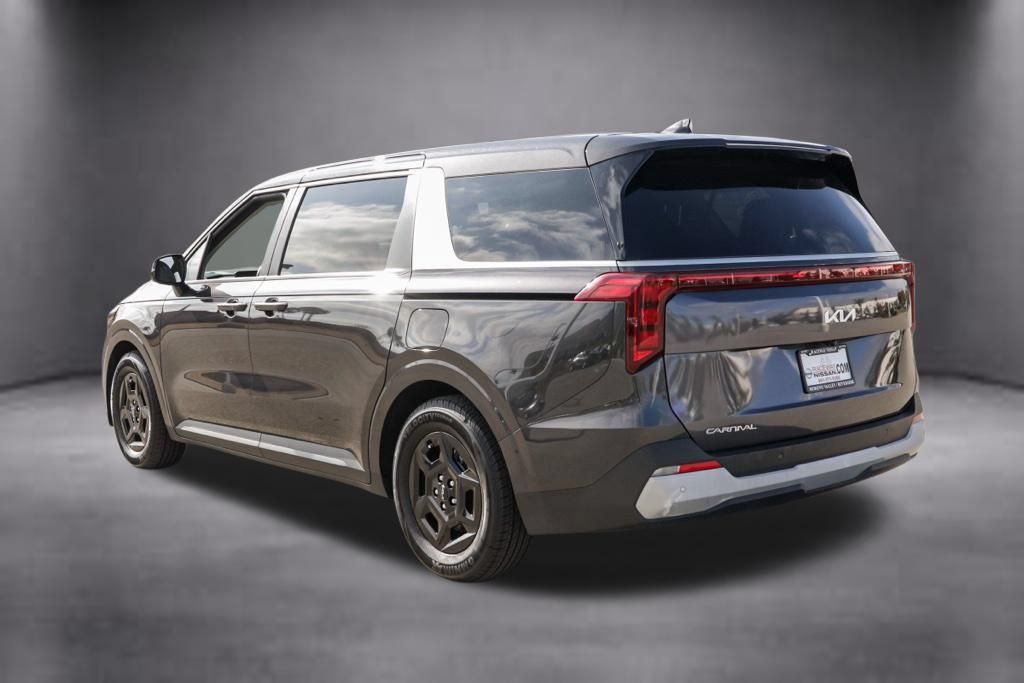 Used 2025 Kia Carnival FWD image 6