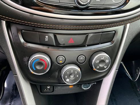 Used 2022 Chevrolet Trax LT w/ LT Convenience Package FWD image 23