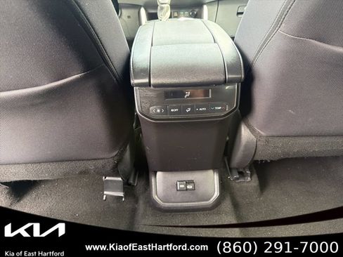 Used 2024 Toyota Highlander LE AWD/4WD image 22