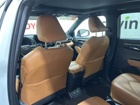 Used 2025 Toyota Highlander Platinum image 25