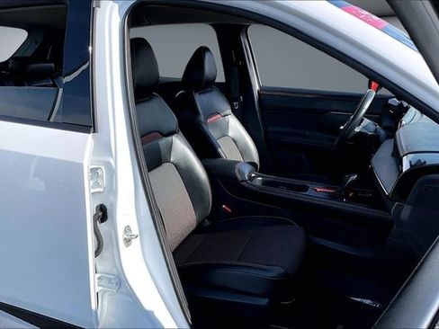 Certified 2025 Nissan Kicks SR image 27