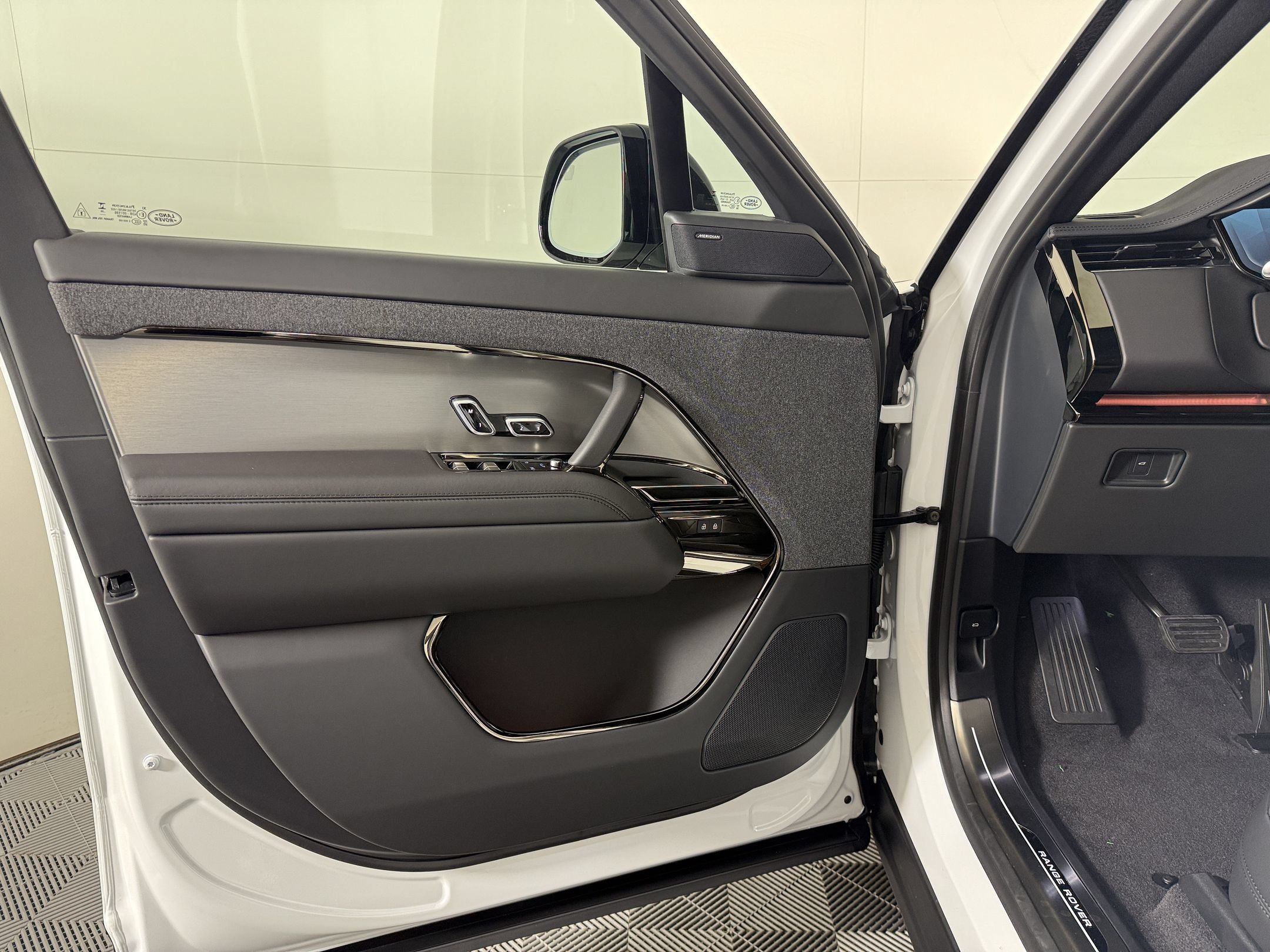 New 2027 Land Rover Range Rover Sport SE AWD/4WD image 14