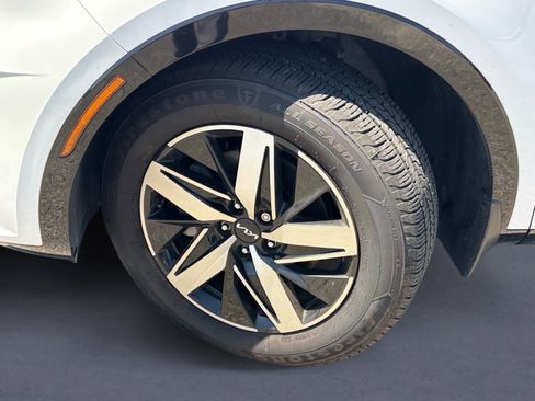 Used 2023 Kia Sorento S image 3