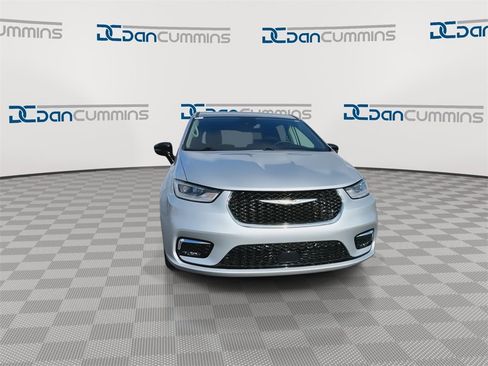 Used 2024 Chrysler Pacifica Touring-L image 3