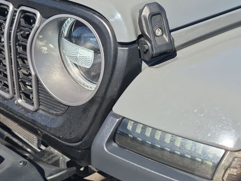 Used 2020 Jeep Gladiator Overland AWD/4WD image 10