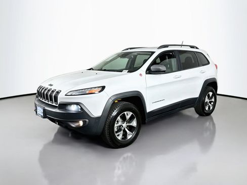Used 2017 Jeep Cherokee Trailhawk AWD/4WD image 3