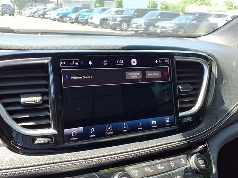 Used 2021 Chrysler Pacifica Limited w/ Uconnect Theater Family Group AWD/4WD image 8