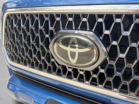 Used 2018 Toyota Tacoma TRD Sport AWD/4WD image 27
