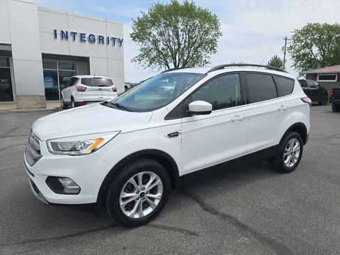 Used 2017 Ford Escape SE w/ Equipment Group 201A AWD/4WD image 2