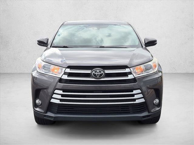 Used 2017 Toyota Highlander Plus w/ Carpet Mat Package FWD image 2