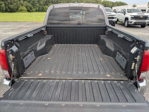 Used 2018 Toyota Tacoma SR5 RWD image 34