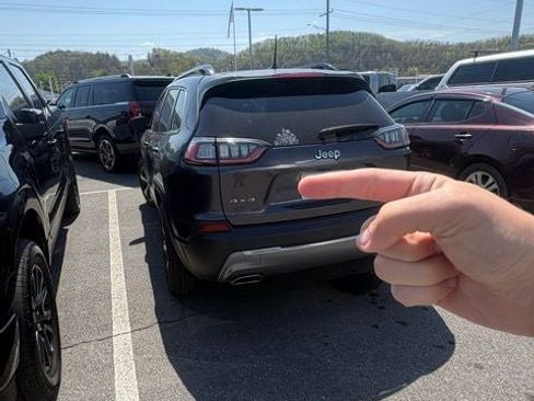 Used 2022 Jeep Cherokee Limited image 4