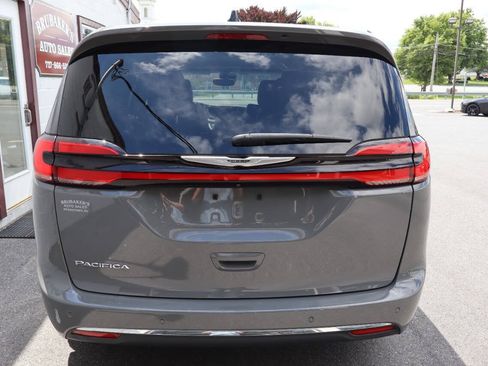 Used 2023 Chrysler Pacifica Touring-L FWD image 3