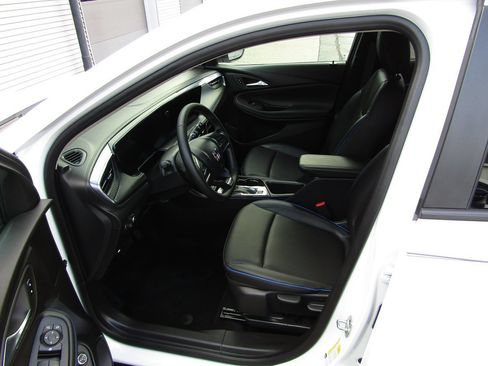 Used 2025 Buick Encore GX Sport Touring FWD image 4