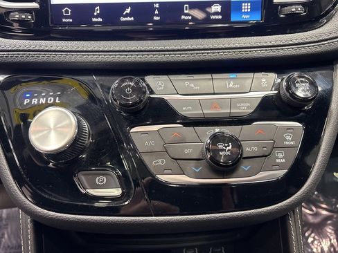 Used 2025 Chrysler Pacifica Limited image 26