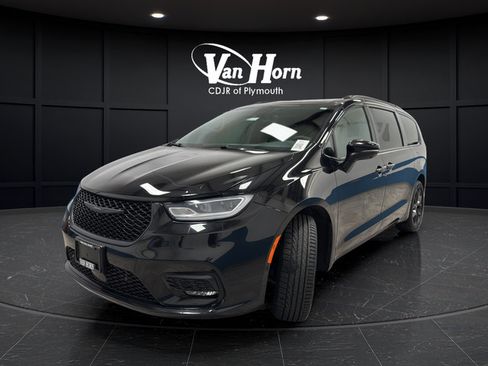 Used 2023 Chrysler Pacifica Touring-L w/ Uconnect Theater Family Group AWD/4WD image 3