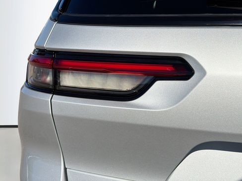 Used 2023 Jeep Grand Cherokee L Laredo image 10