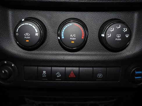 Used 2015 Jeep Wrangler Unlimited Sahara w/ Connectivity Group AWD/4WD image 19