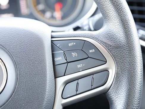 Used 2019 Jeep Cherokee Sport FWD image 18