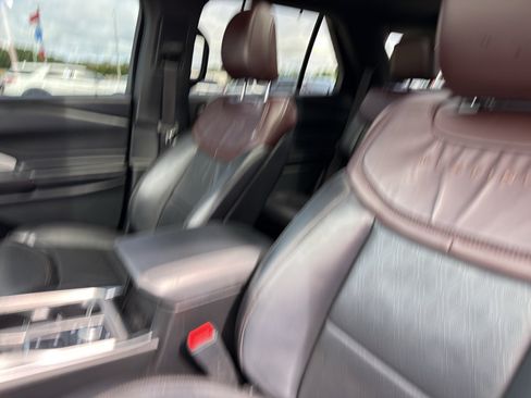Used 2020 Ford Explorer Platinum w/ Premium Technology Package AWD/4WD image 11