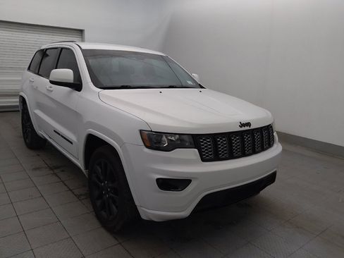Used 2017 Jeep Grand Cherokee Altitude image 13